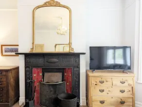 A town house that sleeps 6 guests  in 3 bedrooms - Image 3