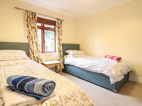 THE COACH HOUSE, pet friendly, with hot tub in Llanymynech - Image 5