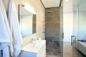 Luksusvilla med opvarmet pool, udendørs jacuzzi og 4 en-suite soveværelser - Image 5
