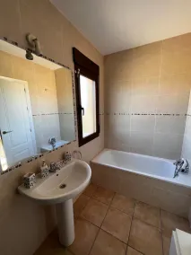 Villa Romantique Avec Piscine Privée et Terrasse Couverte - Image 4