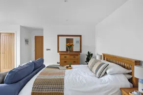 Spacious Luxury Retreat with parking & views - Image 5