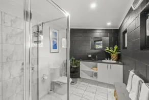 Tree Top Views - Magnificent 4 Bedroom House - 3 Minutes to MONA - Image 2