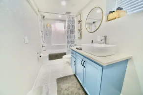 A beautifully renovated spacious 2 bedroom apartment with  King Beds - Image 4