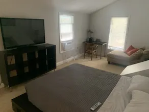 Downtown Fll 2 bedroom Home - Image 3
