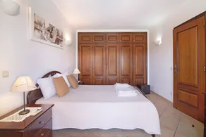 Holiday Home \"Villa Catarina\" with Pool & Wi-Fi - Image 5