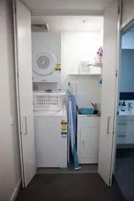 Modernes geräumiges 1-Schlafzimmer, WLAN, EV-Ladestation & Parkplatz, nahe Geschäften - Image 3