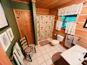 Belle cabane en rondins confortable. 5 minutes du centre-ville de Boone, porche couvert - Image 2