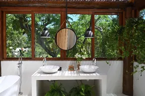 House with 5 bedrooms and a swimming pool. Near the natural pools - Image 3