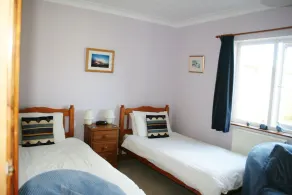 Gut präsentiert 3 Schlafzimmer Dormer Bungalow mit Parkplatz, Garten und Aussicht - Image 5