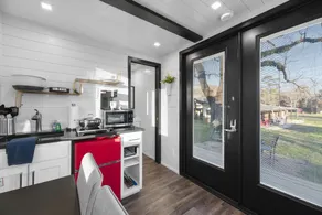 Low N' Slow -2 mins to Lake Conroe! Rooftop deck, Heated Pool, Fire Pit - Image 4