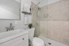 OTR off Vine St, Lux Queen Bed, Wifi, Smart TV, Sleeps 3ppl, 3rd Fl - Image 3