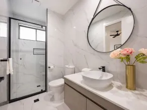 Modern Elegance Spacious 5BR Retreat in Rochedale - Image 5