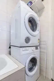 FREE Parking / In-Unit Laundry / 10mins walk to Glenferrie Rd - Image 2