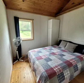 Quaint 2 bedroom water view cottage.  Near great golfing, beaches and breweries. - Image 3