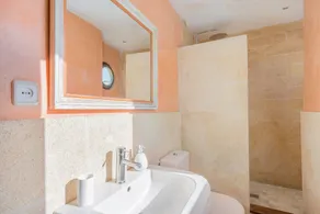 Central Apartment with Roof Top Terrace, Wi-Fi and Air Conditioning - Image 3