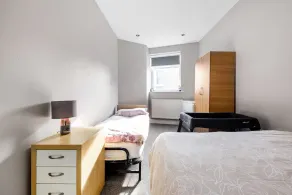 Clapham Common Sleeps 10 Free Parking for 4 Cars or 3 Vans 2 Bed 2 Bath 5 min to Metro Zone 2 - Image 5