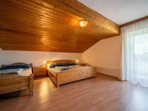 Spacious apartment with 2 balconies and views - Image 5
