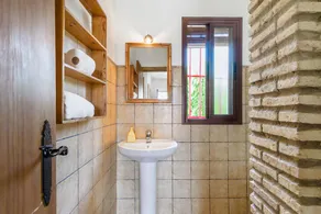 Casa Vacacional 'El Olivo' con Piscina Compartida, Terraza Privada y Wi-Fi - Image 2