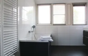 Freonskip is an 8 person child friendly water villa. - Image 3
