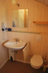 Maison en bois - superficie de 80 mètres carrés et est situé sur une impasse - Image 3