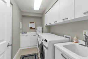 Luxury 3 Bed Condo at Popular Esplanade Overlooking Smokehouse Bay - Image 2