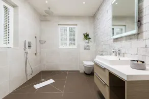 Luxurious property with downstairs bedroom and wet room,large garden,games room - Image 4