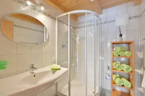 3-room apartment - 82 sqm upstairs - for 6 pers. (max. 4 adults and 2 children), sep. Entrance, parking lot - Image 3