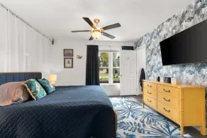 Great Location, Beautifully decorated Pool Home on a Lake - Image 2