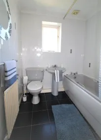 3 Bed Semi - Sleeps 5 - Private Garden & Parking - Quiet Cul De Sac Location - Dog Friendly - Fast Wifi - Close to Motorway Access - Image 2