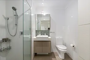 Spacious 3-Bed Apartment in the Heart of St Ives - Image 5