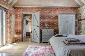 Stunning 6 bedroom converted barn nestled in Souths Downs; 5,000+ sq ft; 9 acres - Image 5