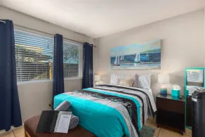 2 bedroom cottage -- 5 minutes from the airport - Image 5
