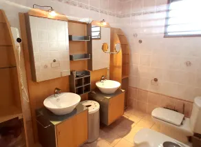 Magnificent property with Jacuzzi and private dock - Image 4