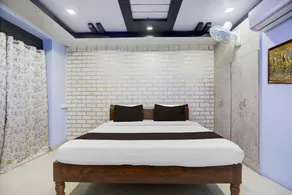 Deluxe Hotel Home Town - Image 5