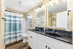 Stunning 2600 ft² waterfront home, pet friendly, 8 person hot tub, rooftop deck  - Image 5