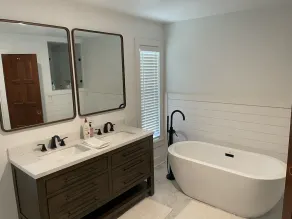 Remodeled home on Lake Murray. Large screen porch overlooks large yard, and dock - Image 3