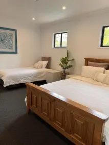5 min drive from Terrigal Beach. Modern apartment. - Image 4