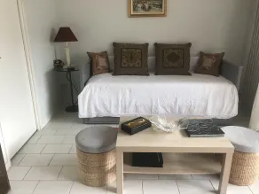 Charmant Studio Avec Terrasse Dans Résidence Arborée à 100m des Plages - Image 4