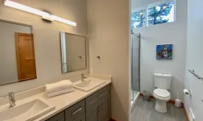 Blick auf das Wasser von diesem New Northwest Modern Home mit Whirlpool - Image 2