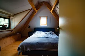 Kæledyrsegnet gård med en masse af privatlivets fred i en sø strand - Image 5