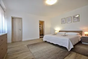 Spacious apartment with private pool - Image 4