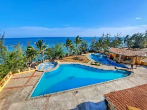 Cool Breeze Beachfront Apartments - Image 5