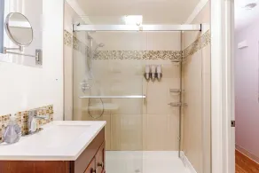 Spacious 1 bedroom Ballard Apartment, Walk to Dining & Shops,  15 Min to Seattle - Image 5