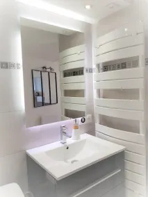 Appartement Élégant en rez de Jardin Avec Piscine et Terrasse - Image 2