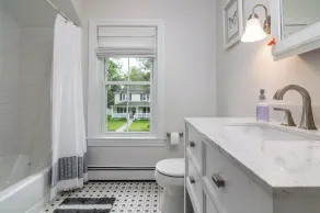 Quaint/updated. Downtown Wakefield/shops/bike path. Narragansett Beaches 3 mi. - Image 4