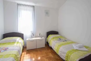 Holiday apartment with balcony and air conditioning - Image 5