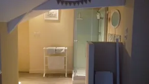 Chambre blanche avec salle d'eau et WC privés - Image 4