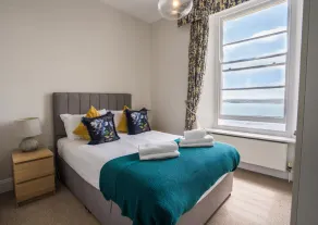 Smart one bed apartment with  sea views - Image 4