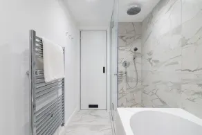 Brand new chic flat by the Great Market Hall - Image 4