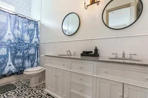 New Orleans Chic Oasis for 8, Near St. Charles - Image 3